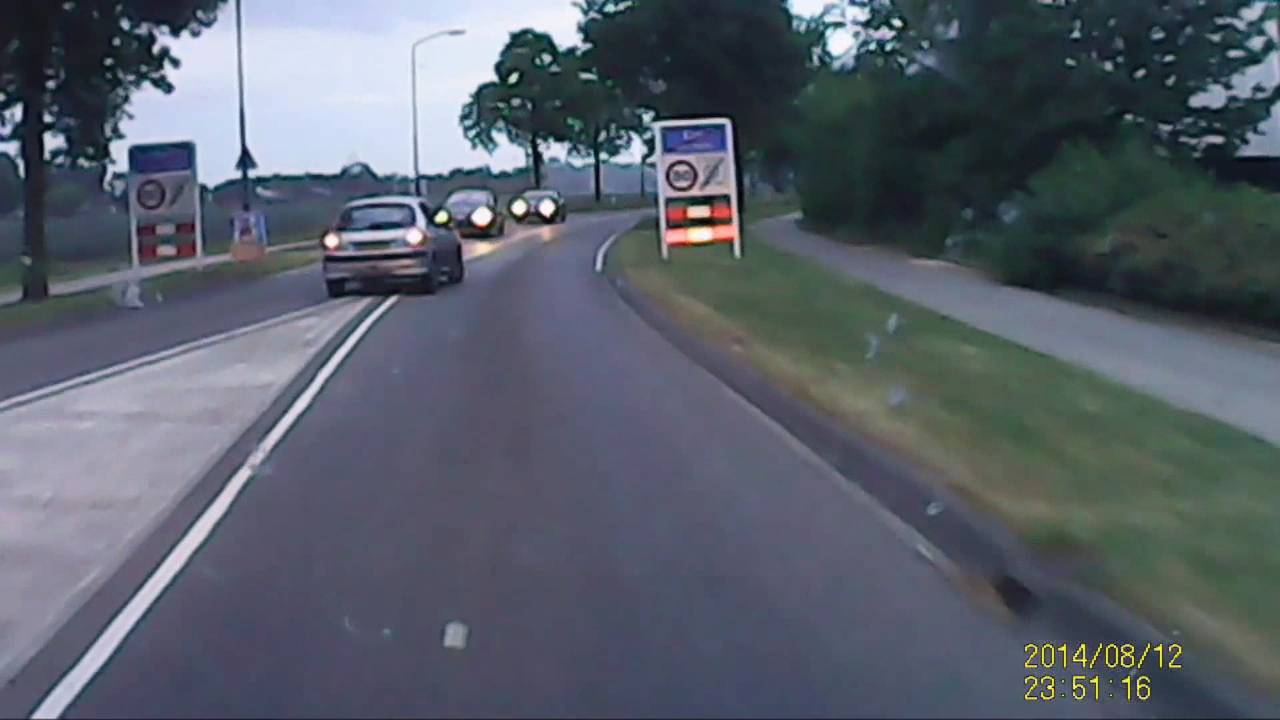 Dronken automobiliste ramt twee keer bijna tegenligger en botst tegen boom in Erp