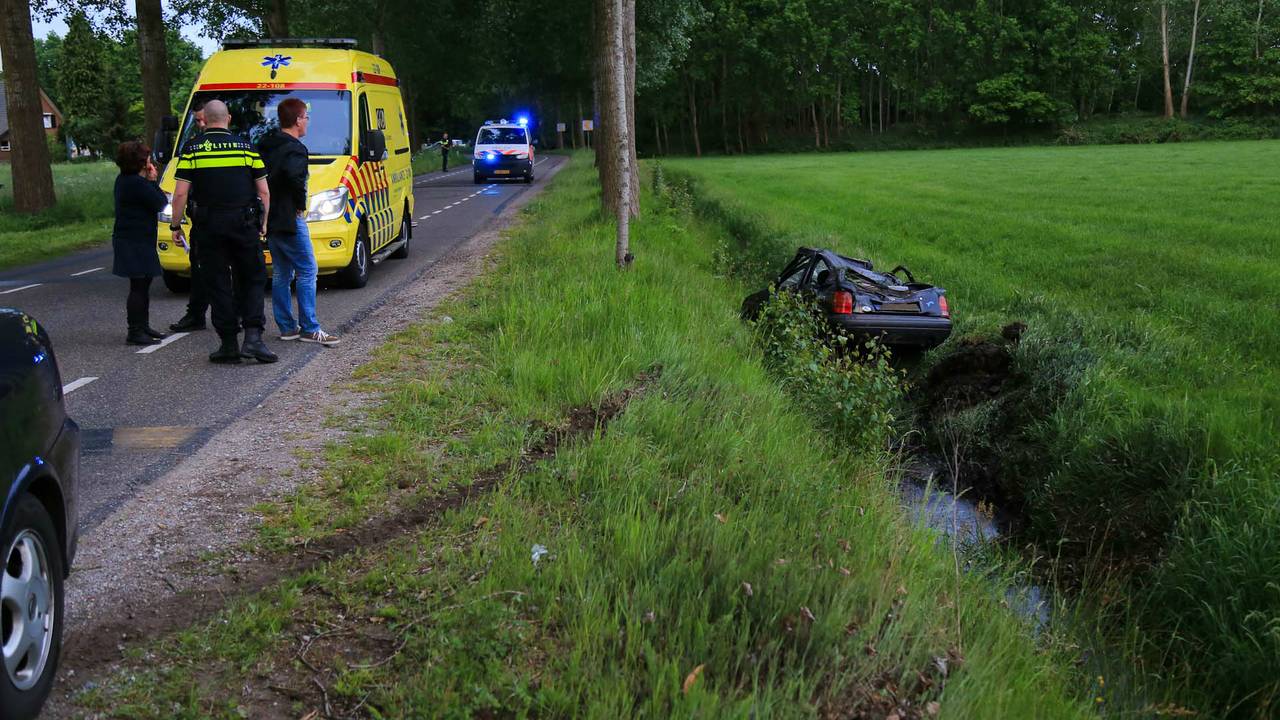 Auto in de sloot (foto: Harrie Grijseels / SQ Vision)