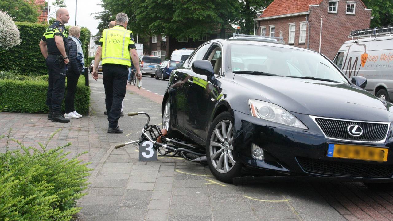 Fiets onder auto (foto: Jeroen Stuve / Stuve Fotografie)