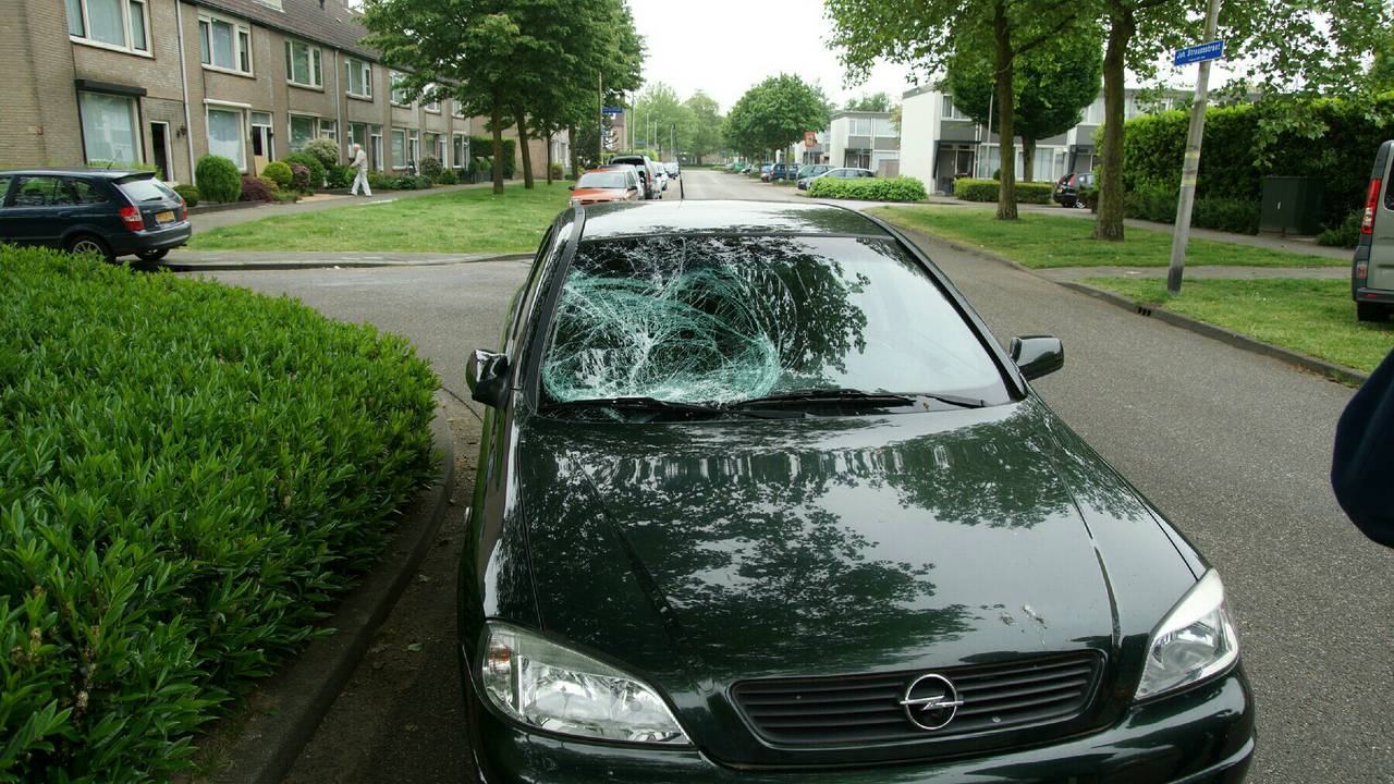 Autoruit flink beschadigd (foto: Martijn van Bijnen / FPMB)