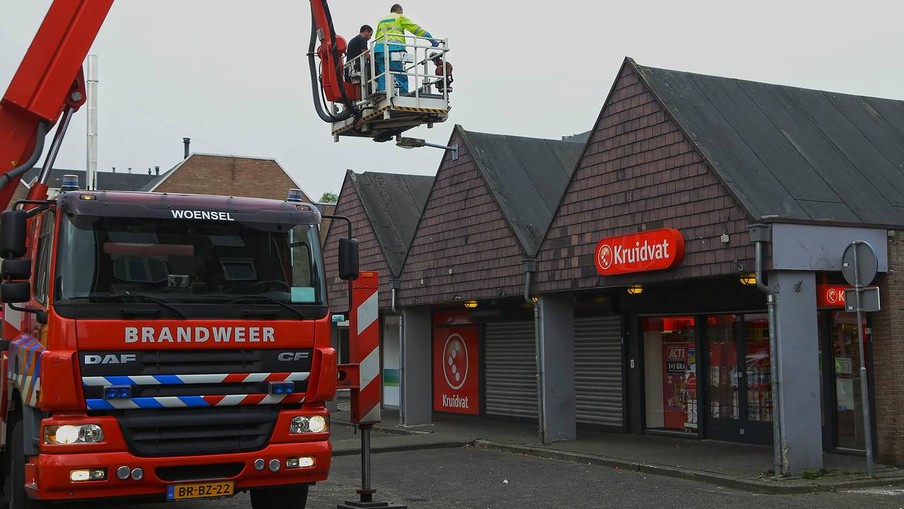 De brandweer haalde de jongen van het dak van de Kruidvat. Foto: Gabor Heeres / SQ Vision