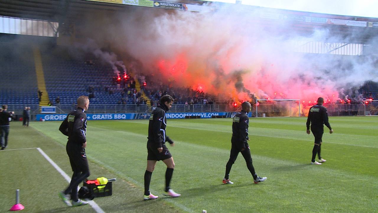 Fans steunen NAC bij laatste training.
