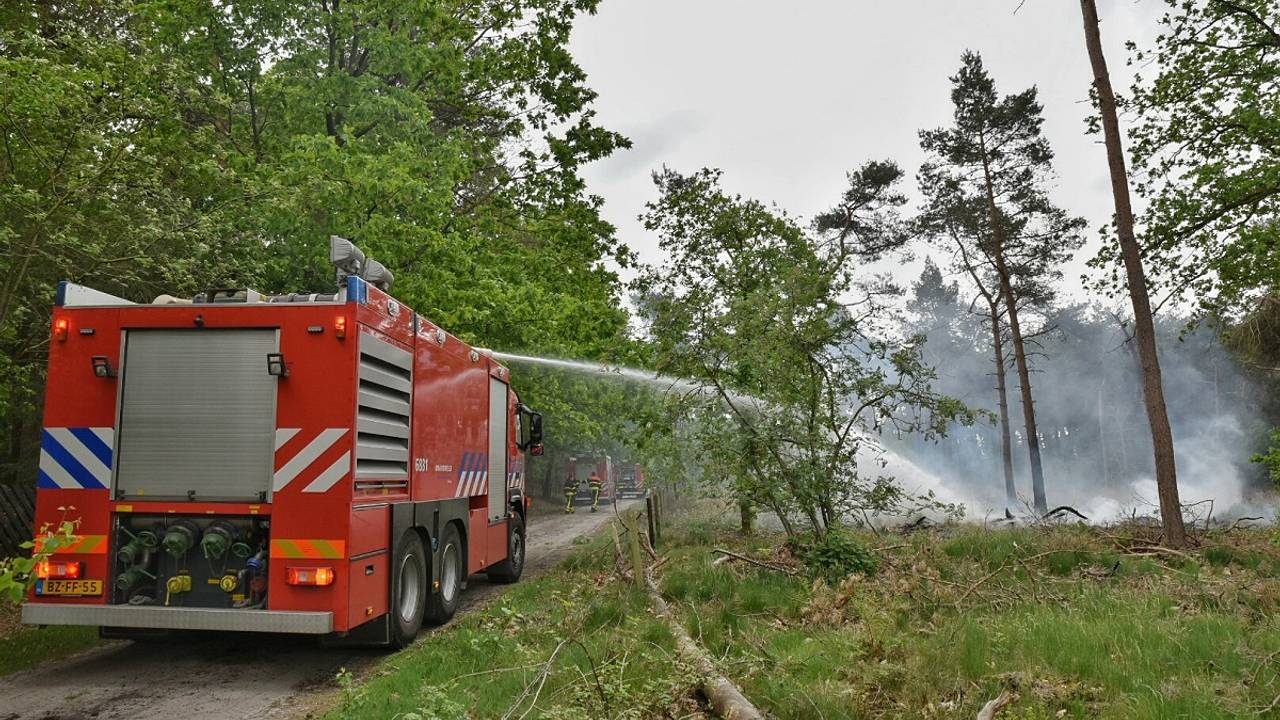 De brandweer was druk bezig met de spuit (foto: Toby de Kort/De Kort Media)