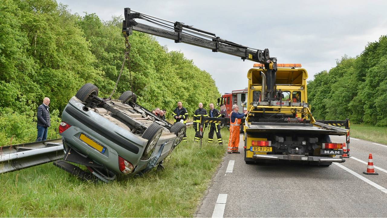Auto op de kop (foto: Toby de Kort / De Kort Media)