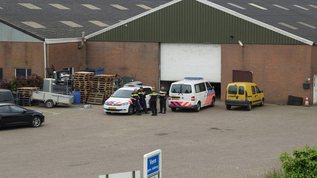 De politie deed rond het middaguur een inval in Veen (Foto: Anja van Beek/FPMB)