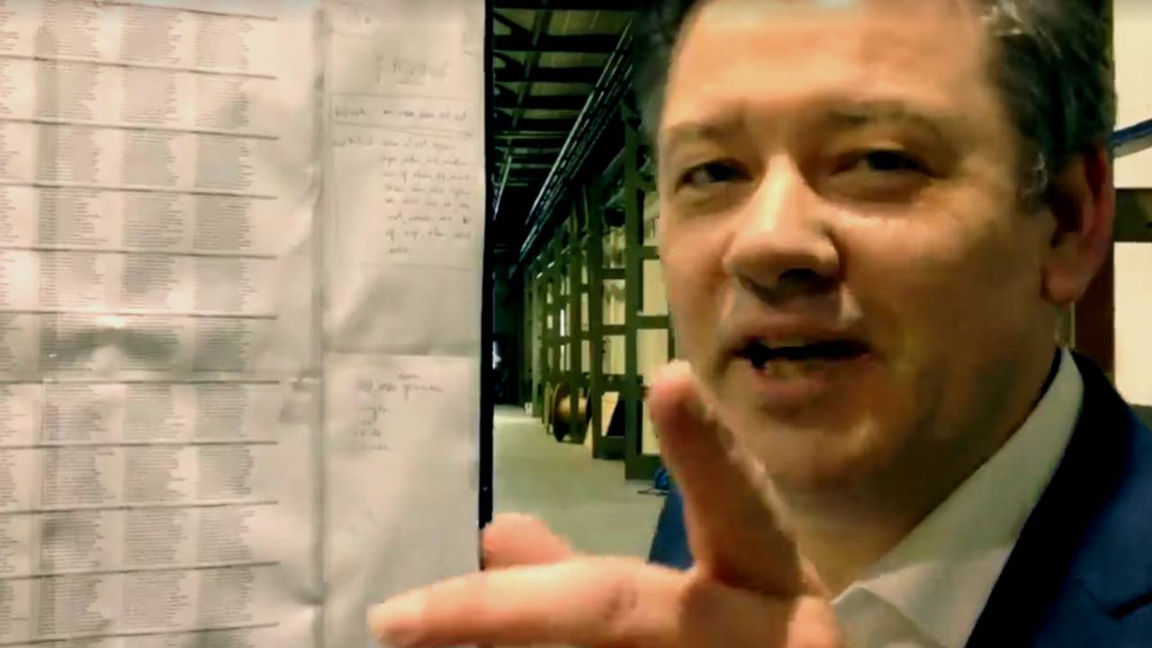 Bas Jongenelen bij zijn sonnettenkransenkrans