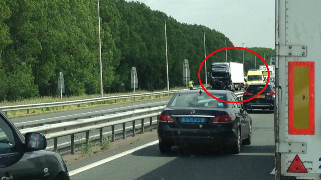 Ongeluk op de A27 (foto: @RT2205 / Twitter)