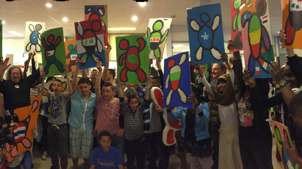 Kinderen maken vrolijke schilderijen