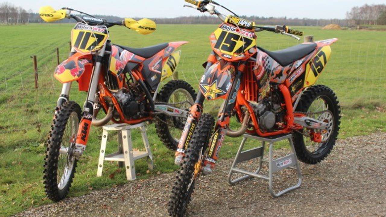 De twee gestolen crossmoteren uit Bladel