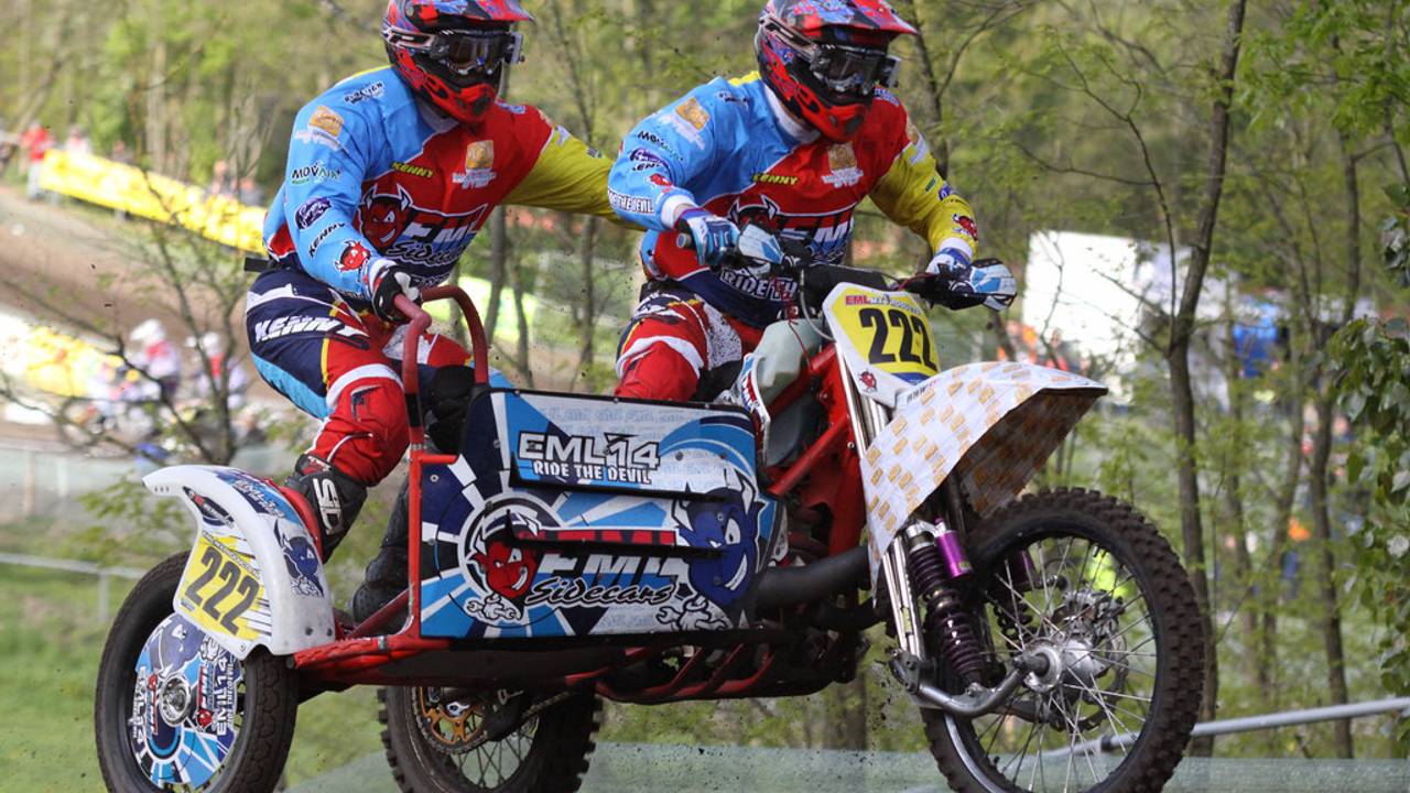 Jarno van den Boomen met zijn partner Henry van den Wiel  (foto:mxsidecar.nl).