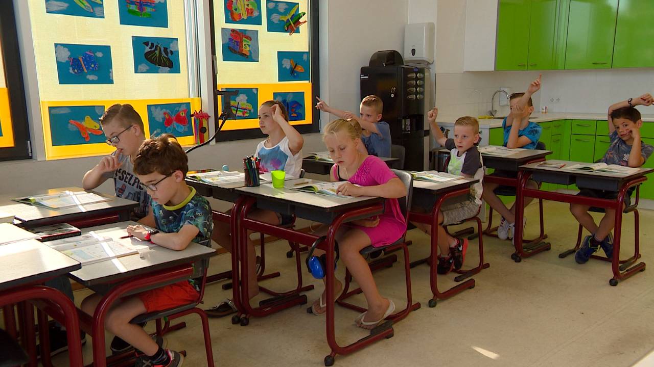 Kinderen van basisschool Dick Bruna krijgen les in de koffiekamer