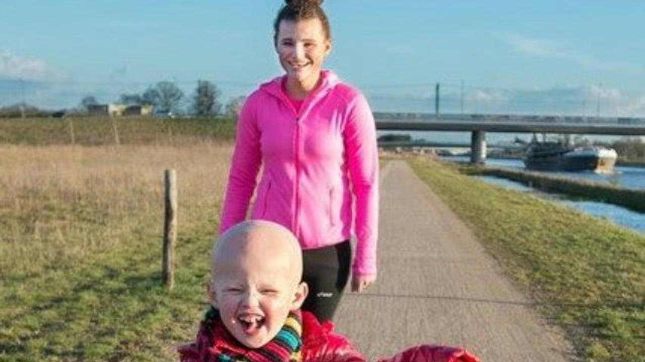 Merel samen met Jenske zonder rolstoel
