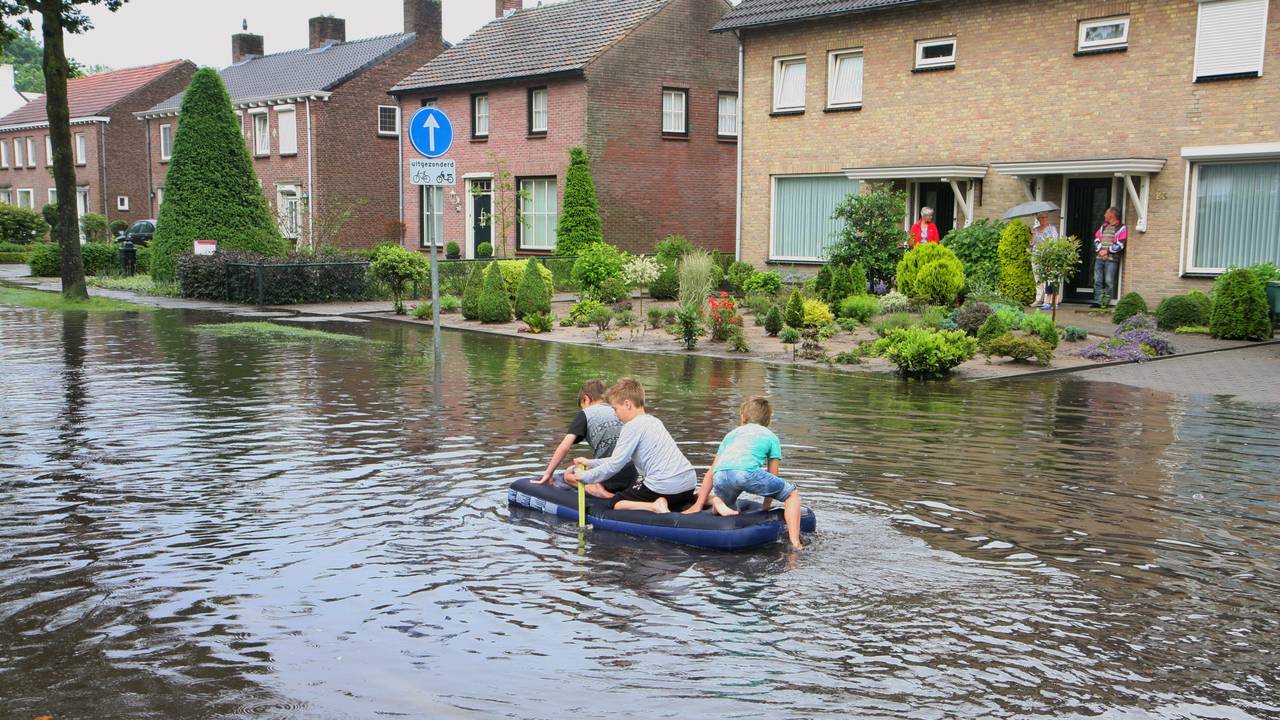 Zo zag de Helmondseweg in Deurne er zondag uit. (Foto: Martien van Dam/SQ Vision)
