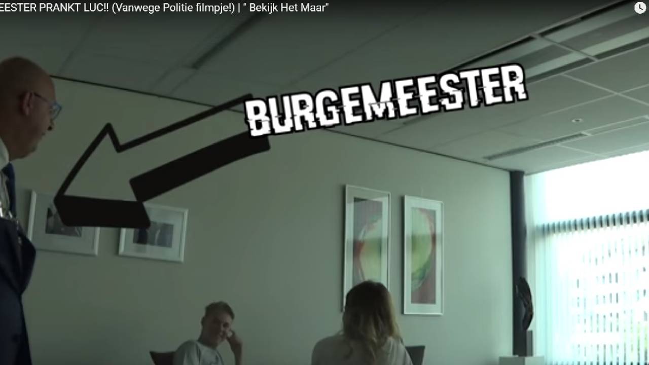 De burgemeester verrast Luc (l) (foto: Youtube/bekijkhetmaar)
