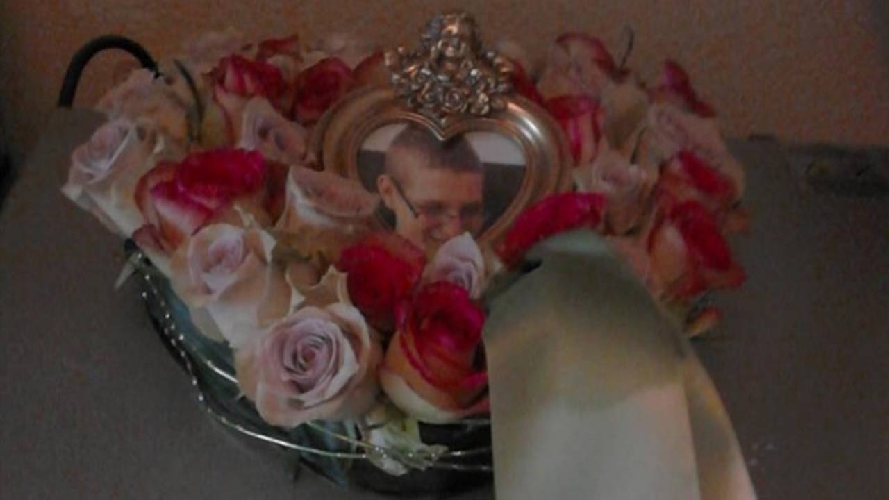 Bloemstuk voor overleden Ricardo (Foto: Hannie LaFleur