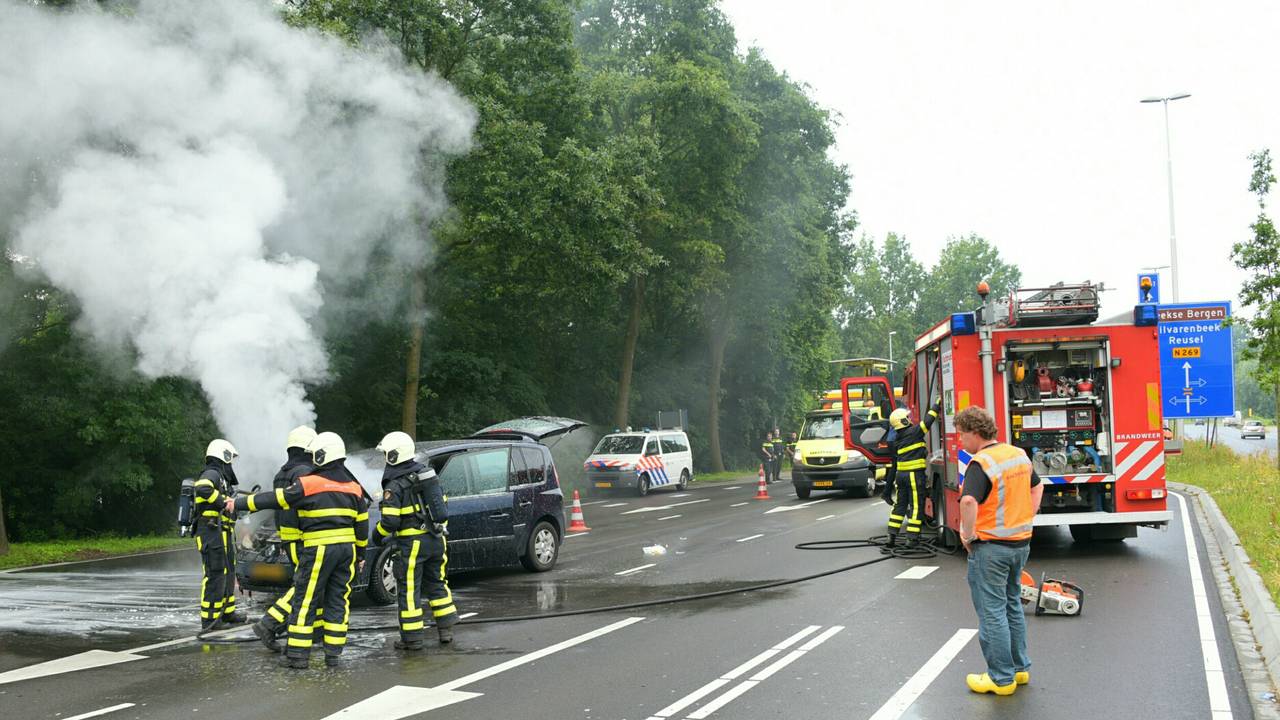 Auto vliegt al rijdend in brand. (foto: Jules Vorselaars/JV Media)