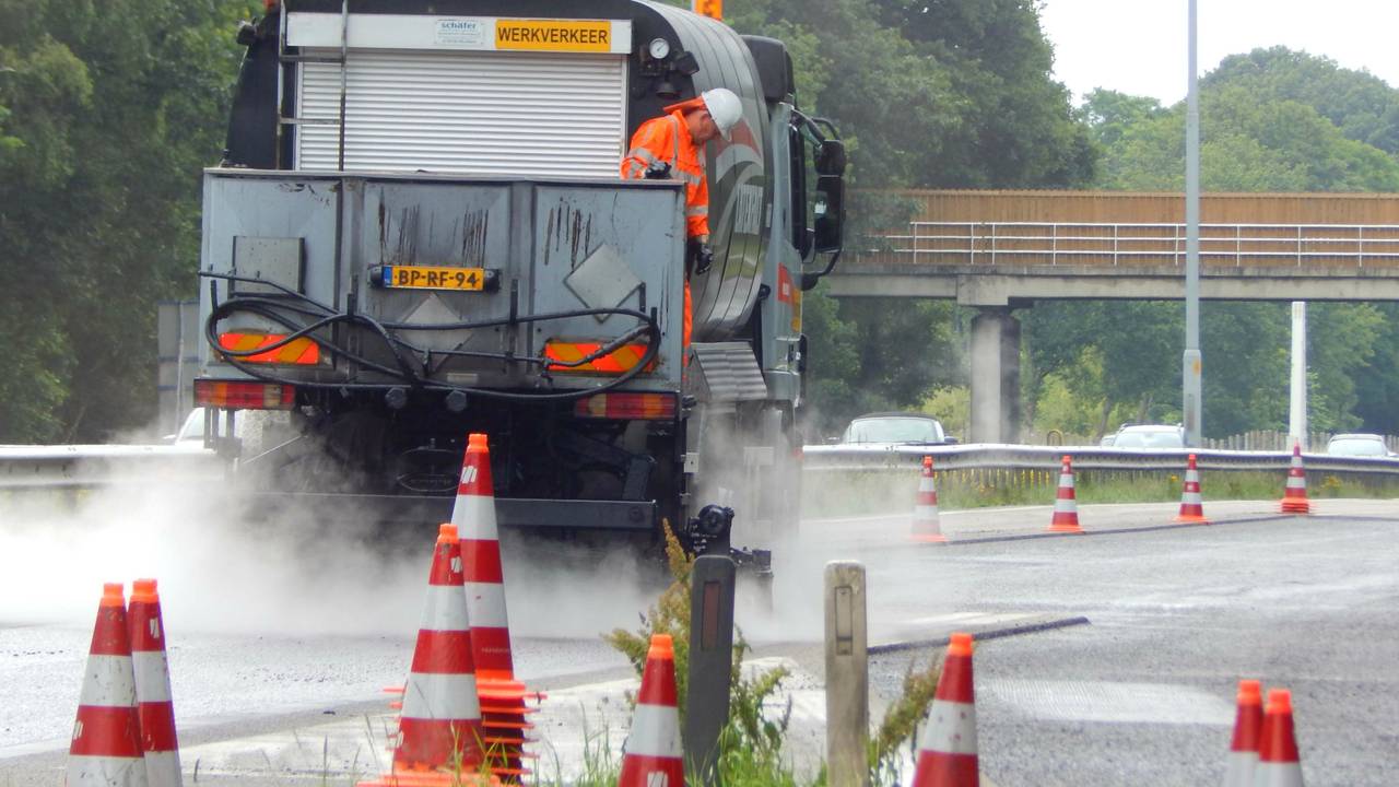 De verjongingslaag wordt aangebracht op de A27(Foto: Rijkswaterstaat)