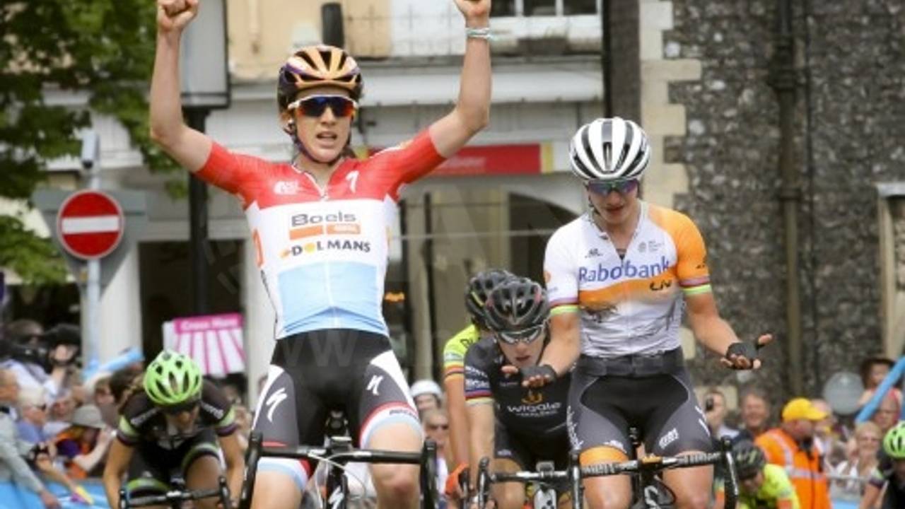 Marianne Vos naast het podium in Women's Tour