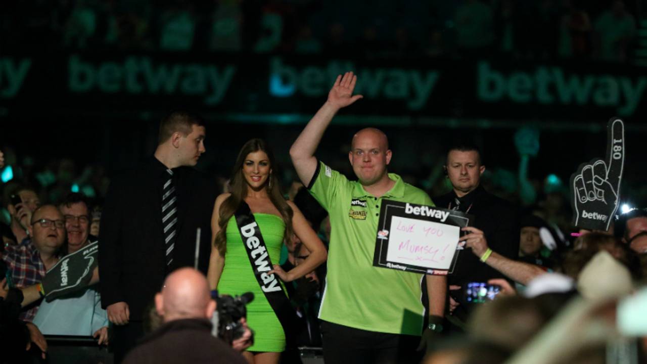 Michael van Gerwen zwaait naar het publiek. (Foto: Lawrence Lustig/PDC)