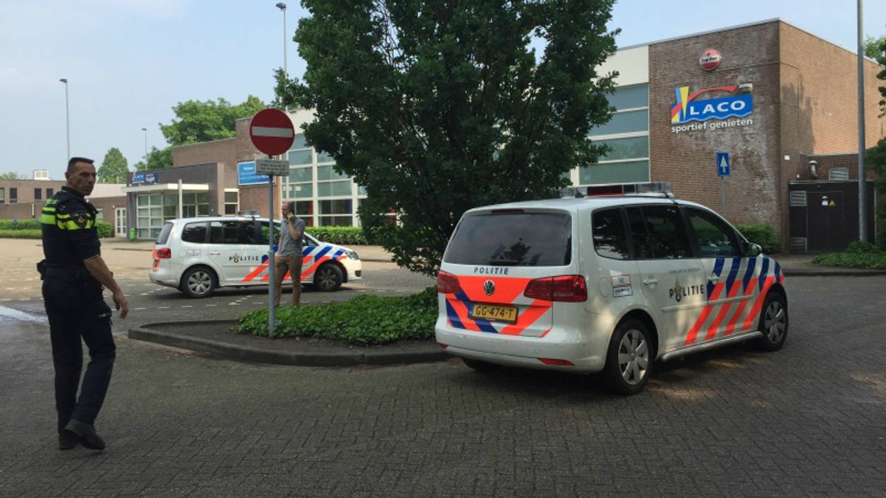 Politie ter plekke bij zwembad (foto: Bart Meesters / Meesters Multi Media)