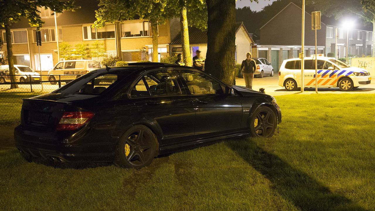 De auto kwam met een klap tot stilstand. (Foto: Gabor Heeres)