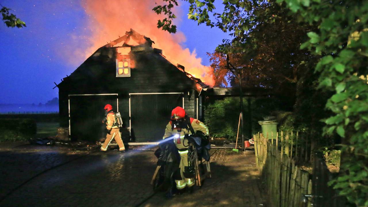 Schuur brandt af in Bakel. (foto: Harrie Grijseels/SQ Vision)