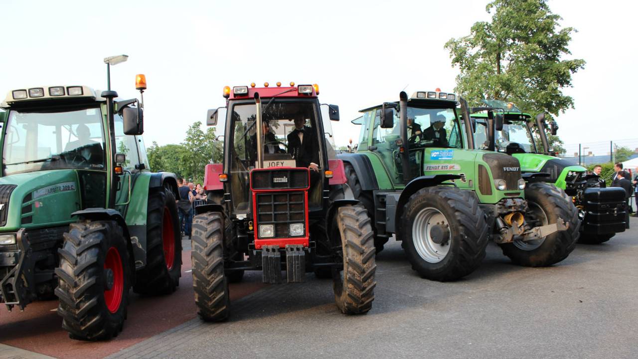 De optocht voorafgaand aan het gala. (Betreffende jongeren niet afgebeeld, foto: TVSchijndel)