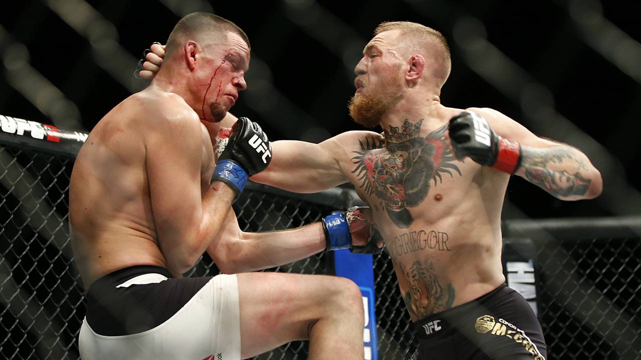 Conor McGregor (rechts) tegen Nate Diaz (links) in UFC (foto: VI Images).