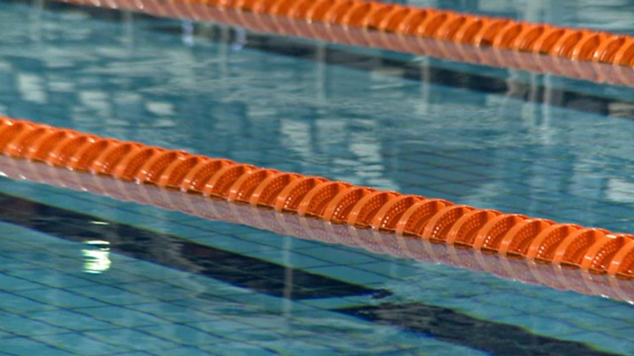 Gevaarlijk roestvrij staal moet weg uit overdekte zwembaden