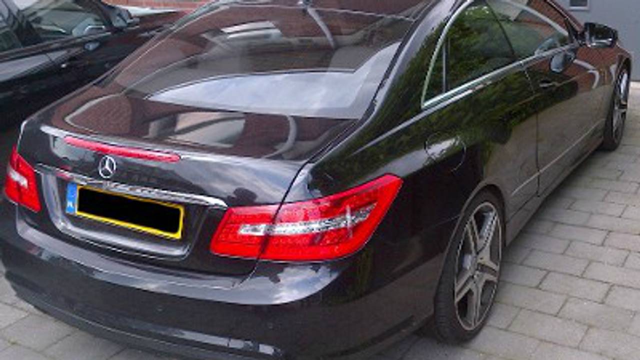 Auto's in beslag genomen bij huiszoeking (foto: politie.nl)