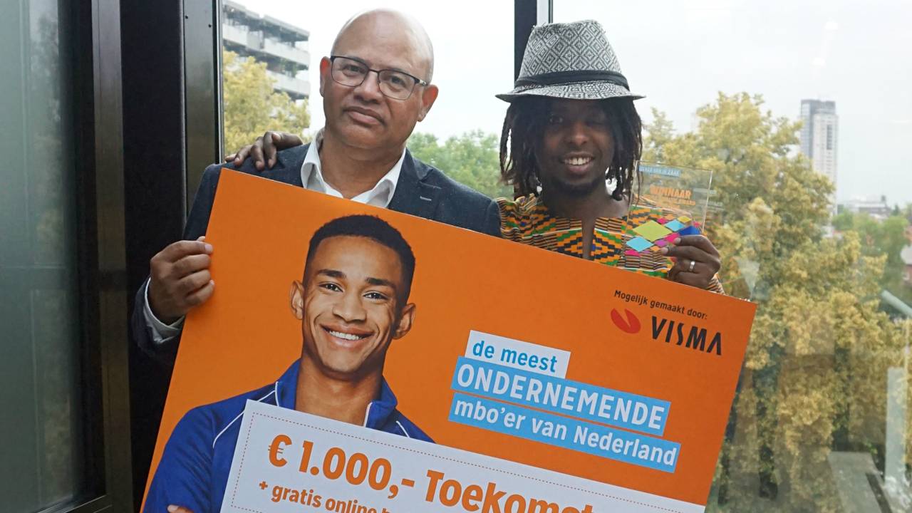 Nasir Omar (rechts) met zijn prijs. Foto: Jong Ondernemen/Visma