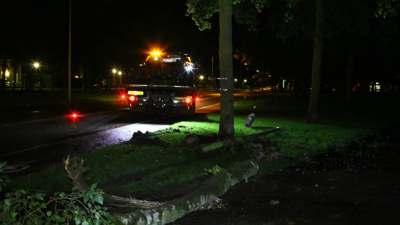 Een berger heeft de zwaar beschadigde auto meegenomen. (Foto: AS Media)