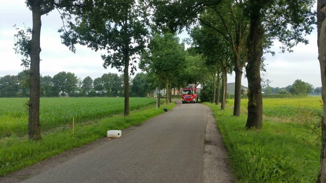 De brandweer zoekt uit wat er in de vaten zit. (Foto: Jeroen Stuve/Stuve Fotografie)