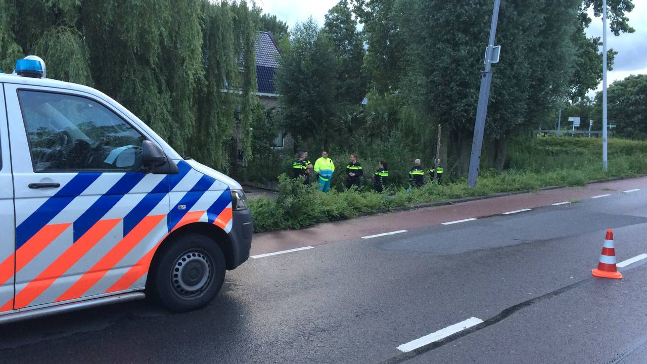 De motorrijder raakte zwaargewond toen hij tijdens zijn vlucht onderuit ging. Foto: MediaTV
