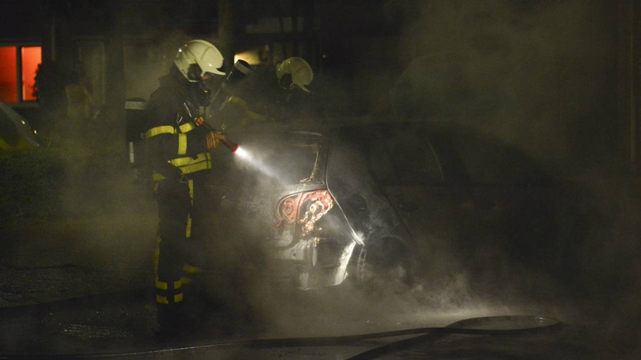 Brandweer blust brand (foto: Perry Roovers / SQ Vision)