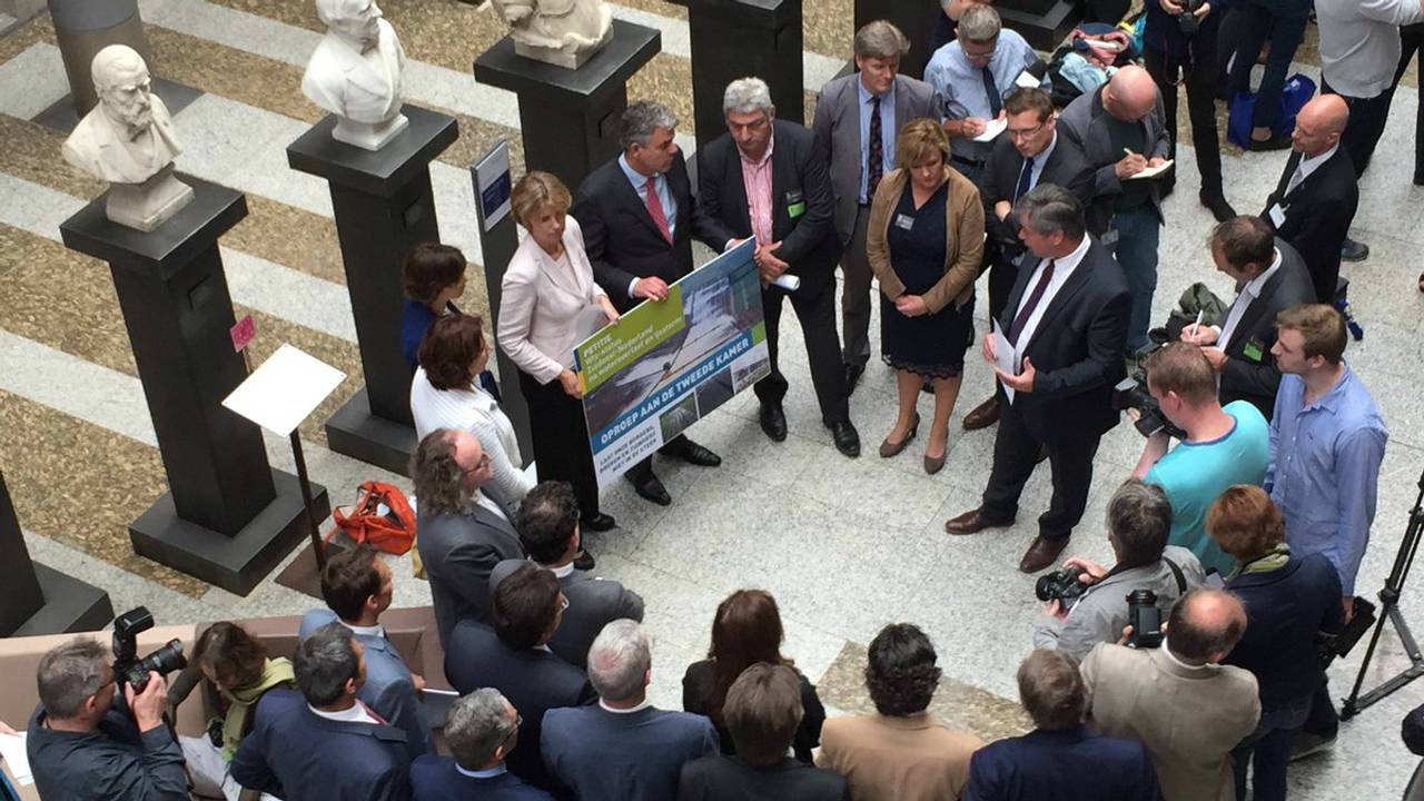 De petitie wordt aangeboden (Foto Twitter: @CDABrabant)