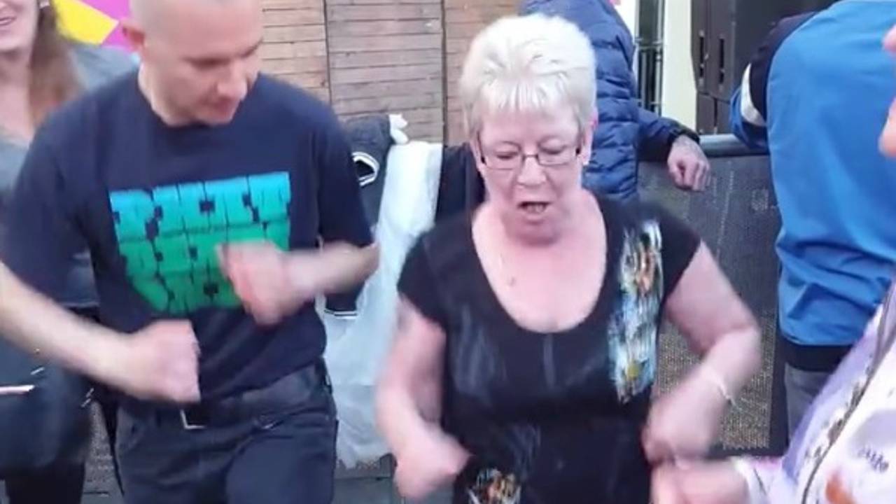 Hakkende oma heeft er zin op Back 2 to 90's in Tilburg. Beeld: filmpje VKMag
