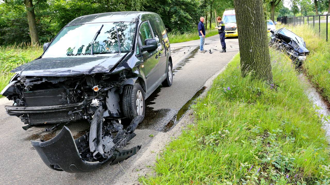 De zwaarbeschadigde auto's (foto: SQ Vision Mediaprodukties)