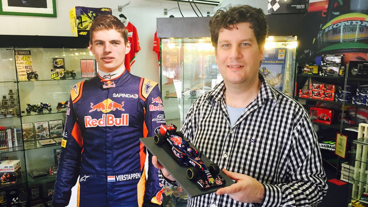 Danny de Heer met een schaalmodel van de Max Verstappen wagen