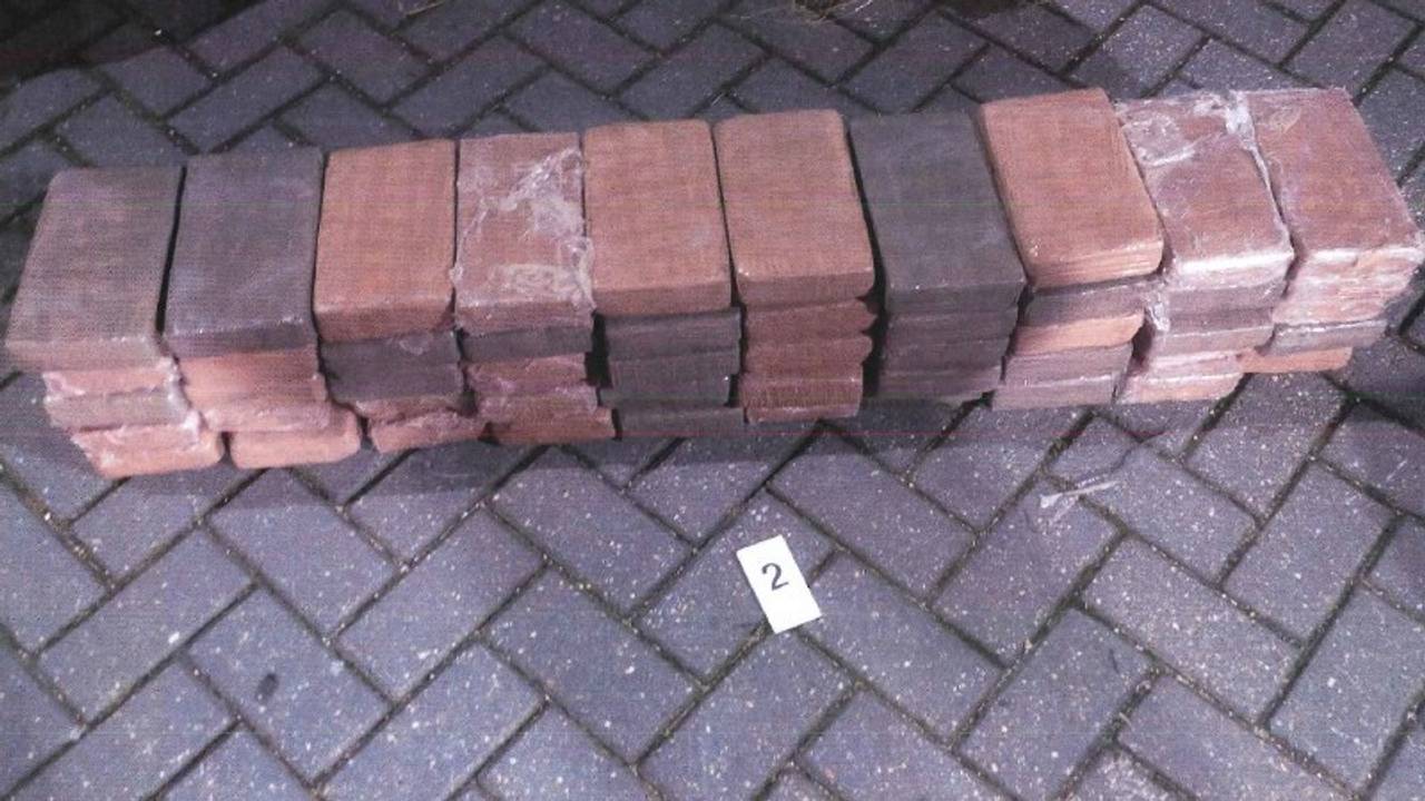 De drugs zaten verstopt tussen blikken vis