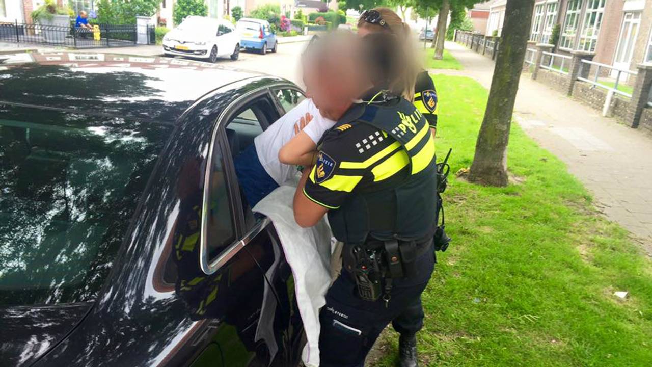 Geldropse agenten sloegen een autoruit in om een jongetje uit een warme wagen te bevrijden