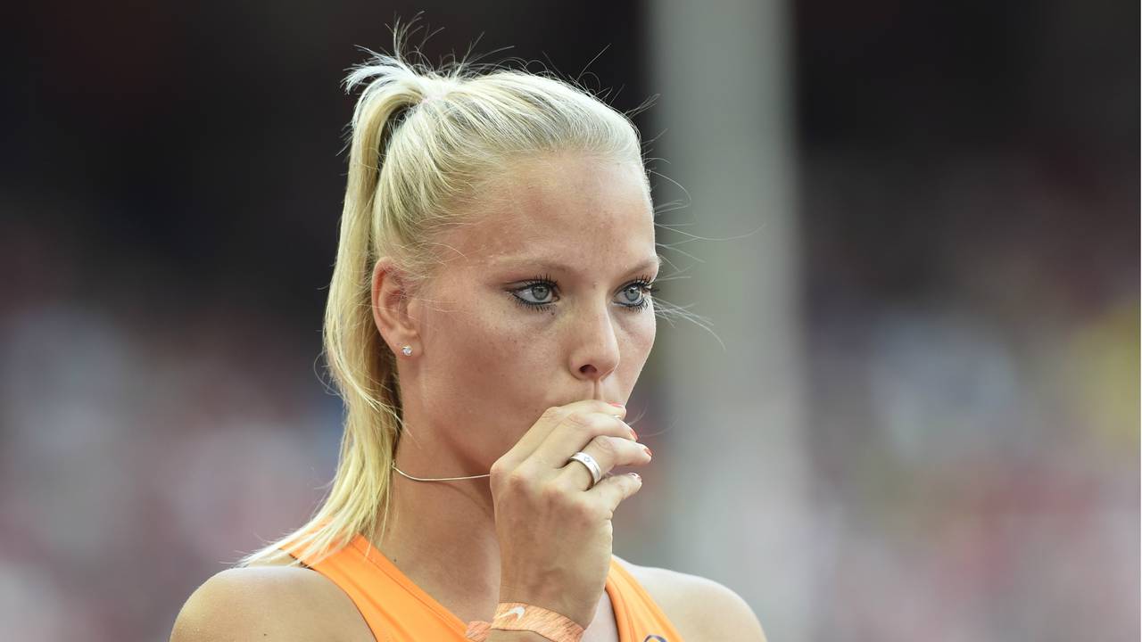 Nadine Boersen kust haar hanger. (Foto: VI Images)