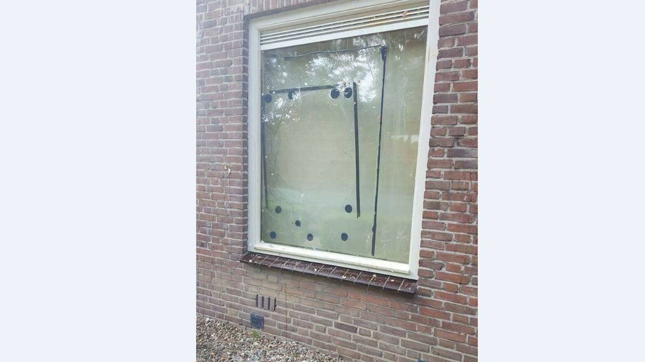 Een ruit van het huis werd eerder ingegooid.
