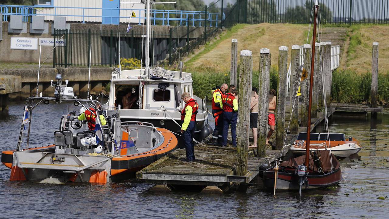 Opvarenden gered op de Amer in Raamsdonksveer. (foto: Marcel van Dorst - SQ Vision Mediaprodukties)
