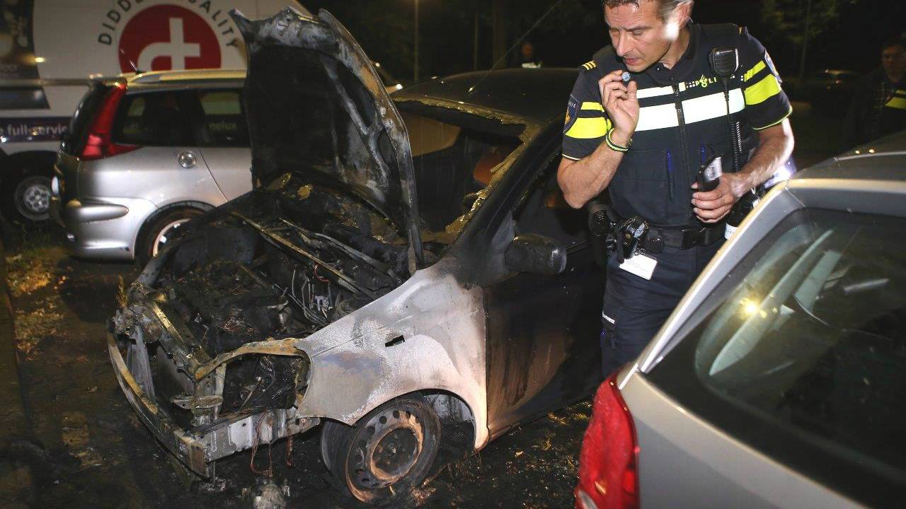 Autobrand aan De Bokkelaren in Den Bosch (Foto: Bart Meesters/Meesters Multi Media)