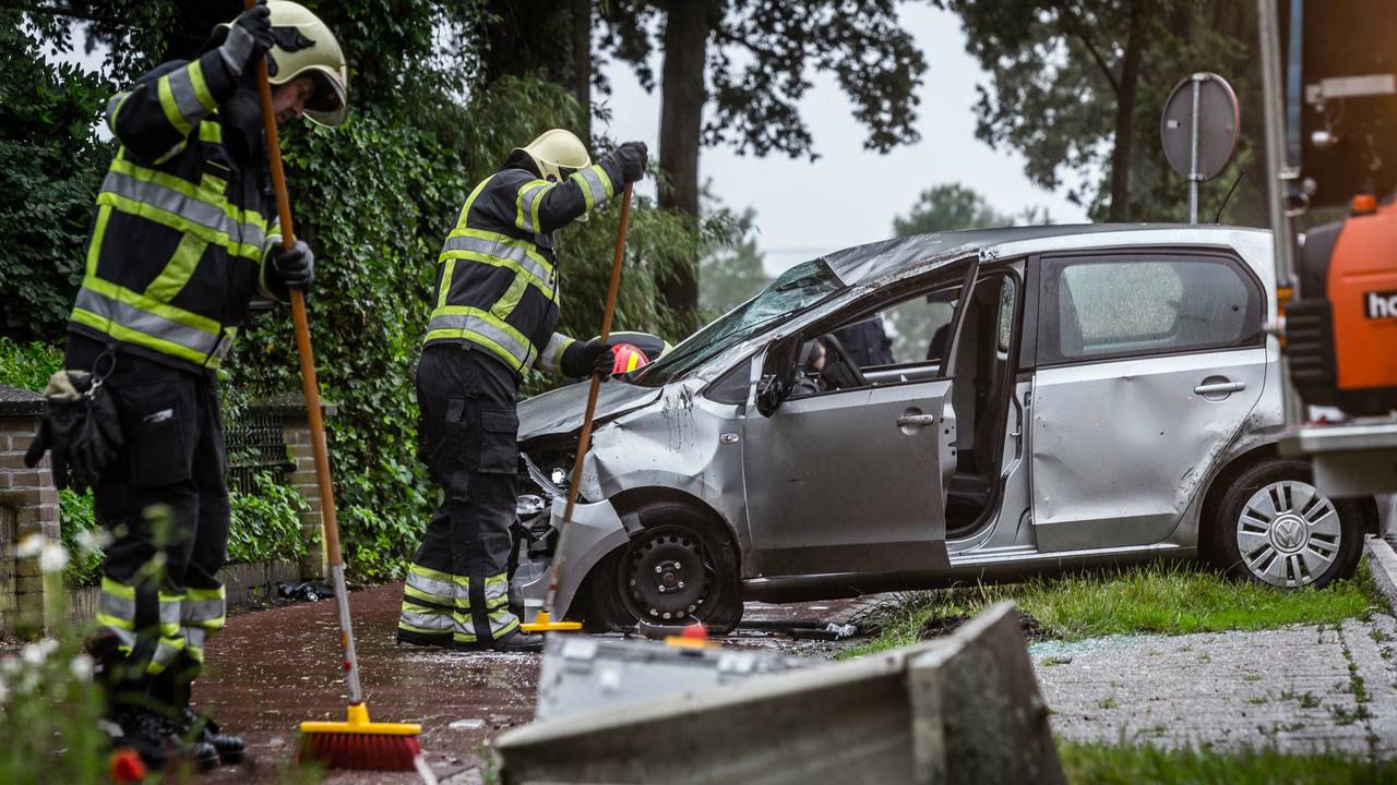 Auto sloeg over de kop (foto: Rob Engelaar / Infocus Media)