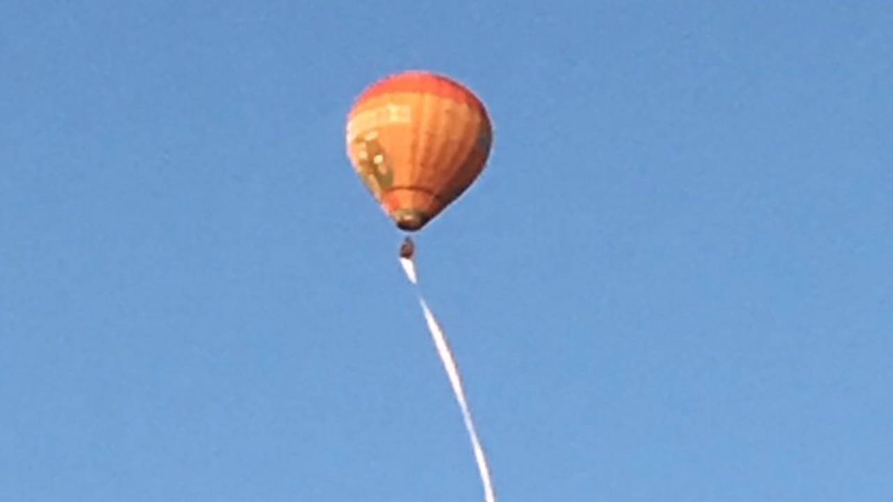 Vanuit deze luchtballon vroeg Tim zijn vriendin ten huwelijk. (Foto: twitter/@safraantjes)