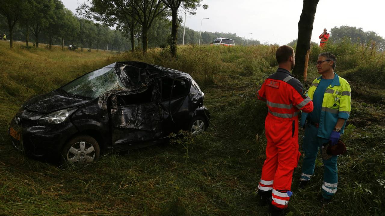 De auto belandde in de lager gelegen berm. (Foto: SK-Media)