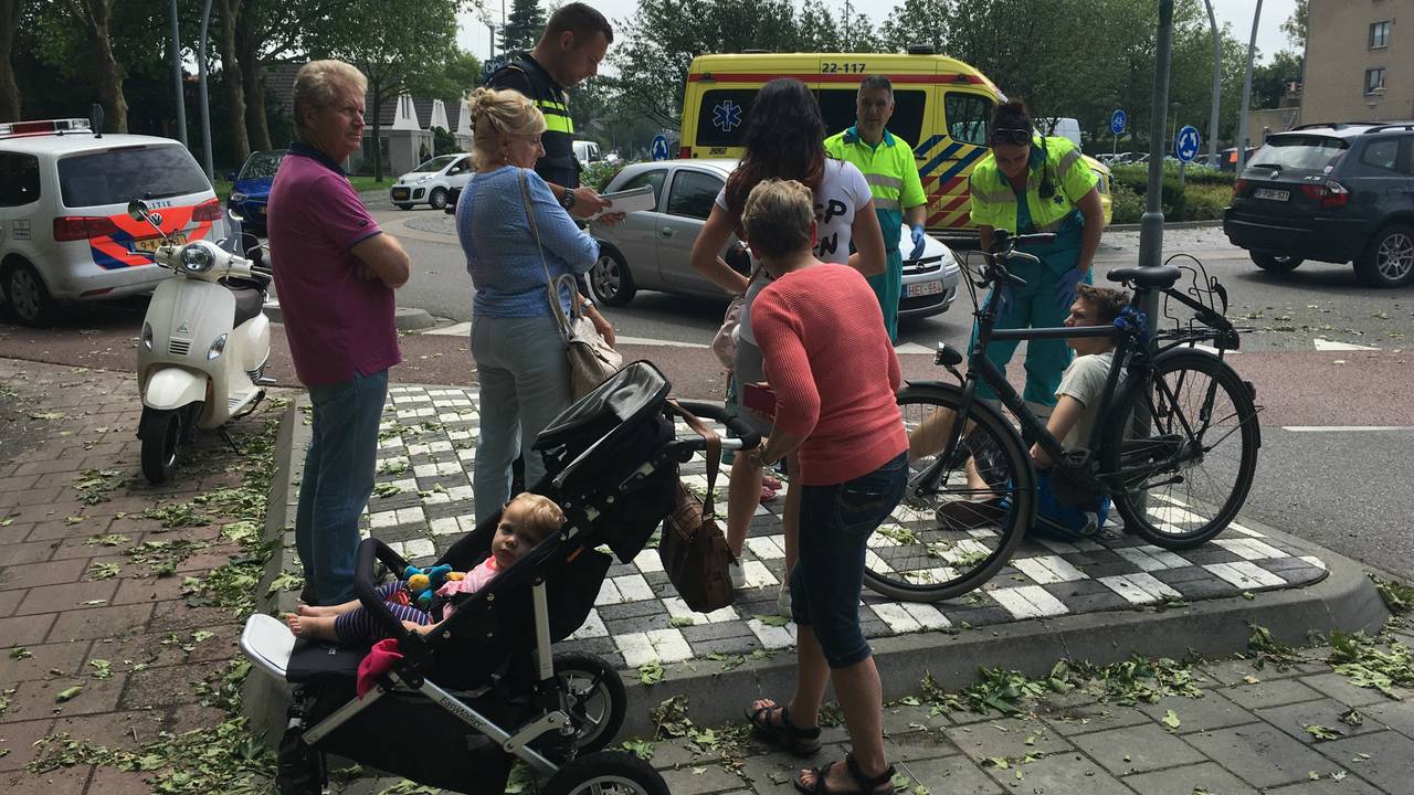De fietser is naar een ziekenhuis gebracht. (Foto: Jozef Bijnen/SQ Vision)