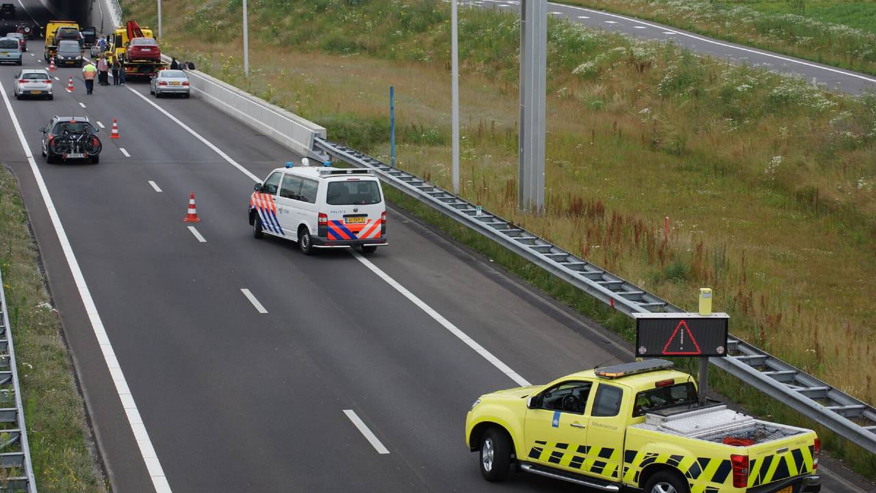 Er is één rijstrook afgesloten. (Foto: Martijn van Bijnen FPMB)